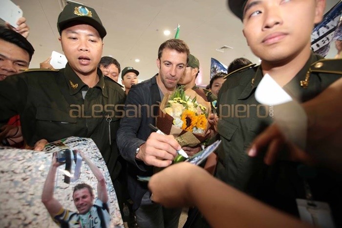 Del Piero khoe anh doi non la Viet Nam tren Facebook-Hinh-4